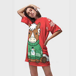 Футболка женская длинная Новогодняя лошадка в зеленом свитере, цвет: 3D-принт — фото 2