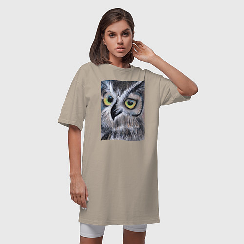 Женская футболка-платье Взгляд жёлтых глаз лесной совы / Миндальный – фото 3