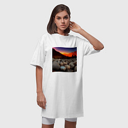 Футболка женская-платье Горный пейзаж в закате солнца, каменная река, цвет: белый — фото 2