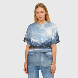 Футболка оверсайз женская Снежный горный пейзаж с елями и рекой, цвет: 3D-принт — фото 2