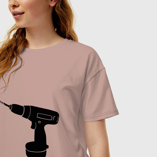 Женская футболка оверсайз Она: перфоратор / Пыльно-розовый – фото 3
