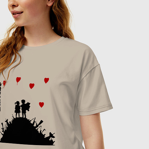 Женская футболка оверсайз Banksy Бэнкси мальчик и девочка на горе оружия / Миндальный – фото 3