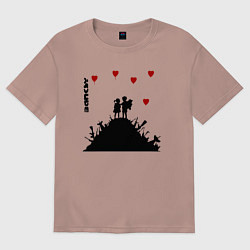 Футболка оверсайз женская Banksy Бэнкси мальчик и девочка на горе оружия, цвет: пыльно-розовый