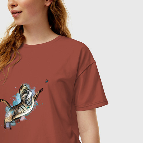 Женская футболка оверсайз Котик играет с бабочкой / Кирпичный – фото 3