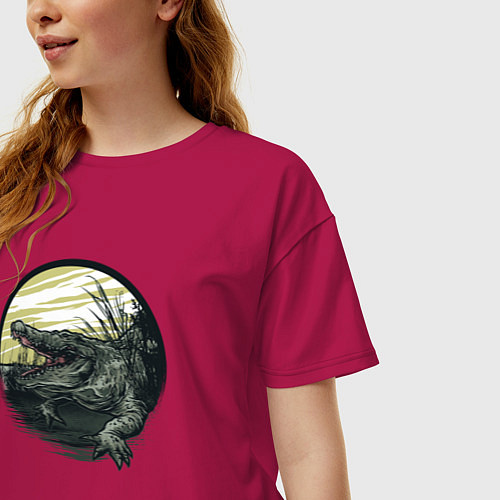 Женская футболка оверсайз Аллигатор в камышах / Маджента – фото 3