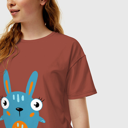 Женская футболка оверсайз Смешной круглый заяц, глазастый кролик / Кирпичный – фото 3