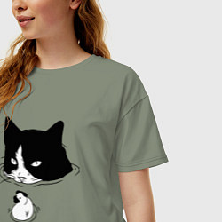 Футболка оверсайз женская Кот сидит в воде и сторожит утёнка, цвет: авокадо — фото 2