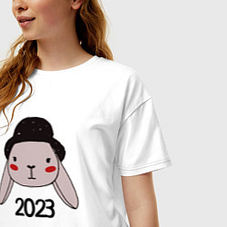 Футболка оверсайз женская Кролик в шапке 2023, цвет: белый — фото 2