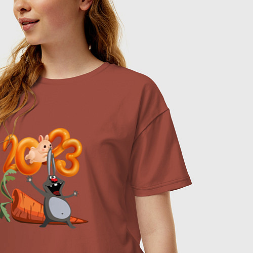Женская футболка оверсайз Заяц с большой морковкой - новый год / Кирпичный – фото 3