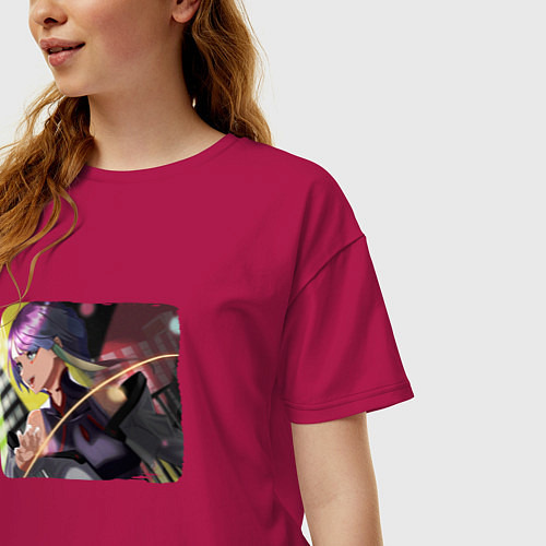 Женская футболка оверсайз Люси улыбается в бою - аниме Cyberpunk Edgerunners / Маджента – фото 3