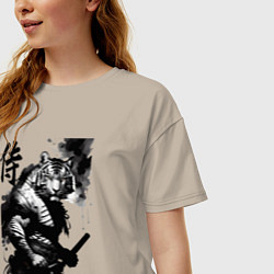 Футболка оверсайз женская Tiger samurai - hieroglyph - art, цвет: миндальный — фото 2