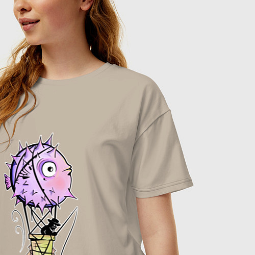 Женская футболка оверсайз Воздушный шар из рыбы фугу и рыбак с удочкой / Миндальный – фото 3