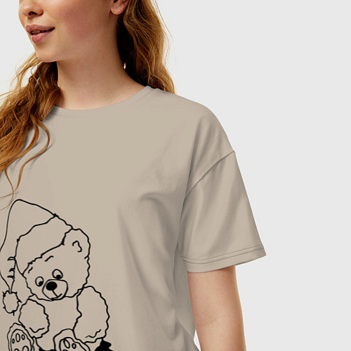 Женская футболка оверсайз Мишка игрушечный в колпаке деда Мороза - раскраска / Миндальный – фото 3