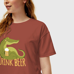 Футболка оверсайз женская Крокодил пьёт пиво, цвет: кирпичный — фото 2