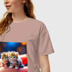 Футболка оверсайз женская Два милых пушистых котика сидят на ладони, цвет: пыльно-розовый — фото 2