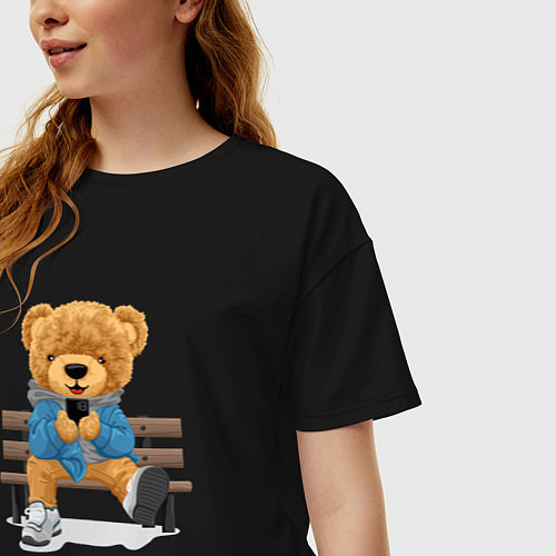 Женская футболка оверсайз Плюшевый медведь на скамейке / Черный – фото 3