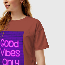 Футболка оверсайз женская Неоновая надпись good vibes only и кирпичная стена, цвет: кирпичный — фото 2