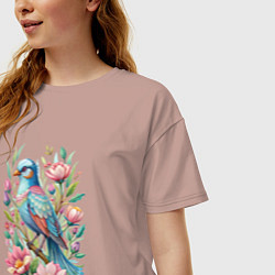 Футболка оверсайз женская Красивая голубая птица среди цветов, цвет: пыльно-розовый — фото 2
