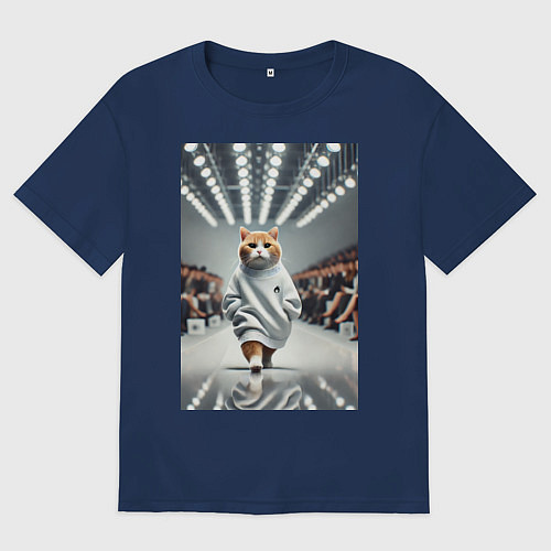Женская футболка оверсайз Крутой рыжий кот на модном показе животных / Тёмно-синий – фото 1