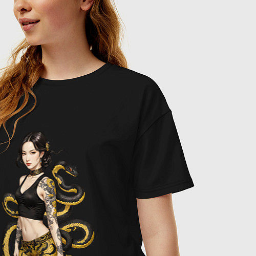 Женская футболка оверсайз Женщина и чёрно-жёлтая змея за её спиной / Черный – фото 3