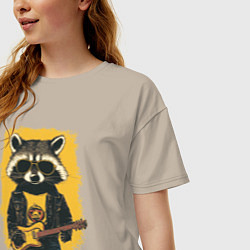Футболка оверсайз женская Енот рокер играет на гитаре, цвет: миндальный — фото 2