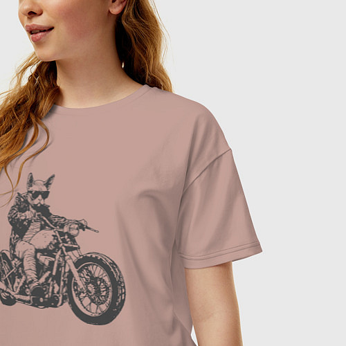 Женская футболка оверсайз Сфинкс мотоциклист на чоппере кот байкер / Пыльно-розовый – фото 3
