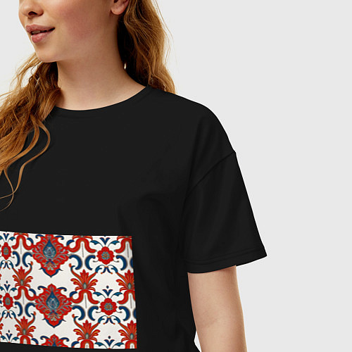 Женская футболка оверсайз Узор красно-синий на белом фоне / Черный – фото 3