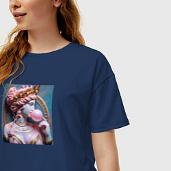 Футболка оверсайз женская Богиня с розовой жвачкой, цвет: тёмно-синий — фото 2