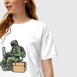 Футболка оверсайз женская Российский солдат за ноутбуком, цвет: белый — фото 2