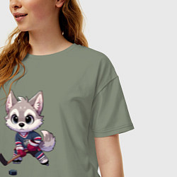 Футболка оверсайз женская Волчонок хоккейный форвард - нейроарт, цвет: авокадо — фото 2