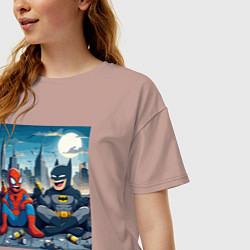 Футболка оверсайз женская Человек паук и Бэтмен пьют пиво на крыше небоскрёб, цвет: пыльно-розовый — фото 2