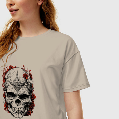 Женская футболка оверсайз Череп с красными цветами / Миндальный – фото 3