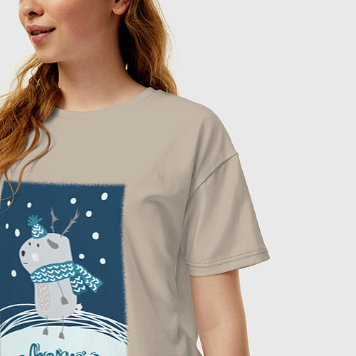 Женская футболка оверсайз Новогодний олень с шарфом / Миндальный – фото 3