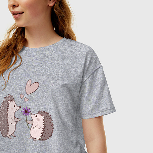 Женская футболка оверсайз Свидание влюбленных ежиков / Меланж – фото 3