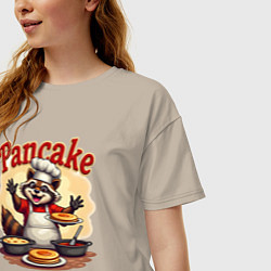 Футболка оверсайз женская Енот готовит панкейки, цвет: миндальный — фото 2