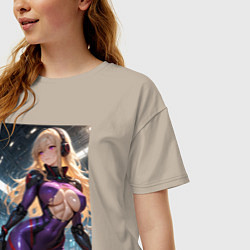 Футболка оверсайз женская Девушка с оружием в киберпанк стиле, цвет: миндальный — фото 2