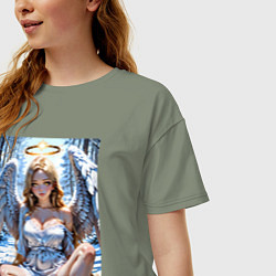 Футболка оверсайз женская Девушка-ангел на снегу в лесу, цвет: авокадо — фото 2