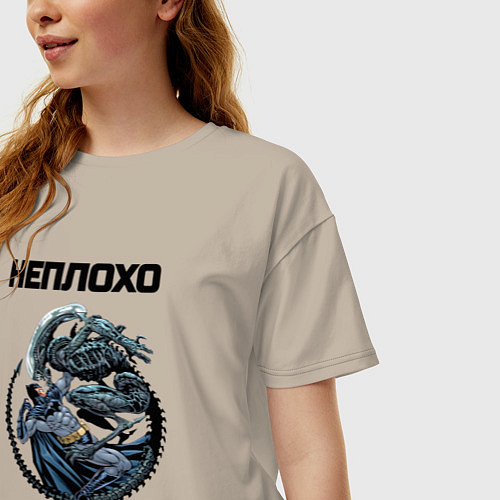 Женская футболка оверсайз Бэтман против чужого / Миндальный – фото 3