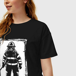 Футболка оверсайз женская Пожарный в белом квадрате, цвет: черный — фото 2