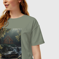 Футболка оверсайз женская Черный суперкар возле коттеджа в лесу, цвет: авокадо — фото 2