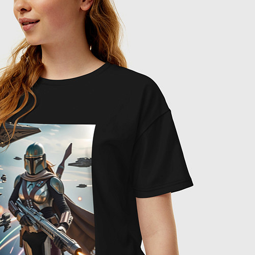 Женская футболка оверсайз Девушка-мандалорец летит в космосе / Черный – фото 3