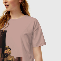 Футболка оверсайз женская Женщина с автоматом ретрофутуризм поп-арт 1970-е, цвет: пыльно-розовый — фото 2