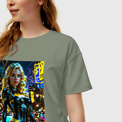 Футболка оверсайз женская Черная Канарейка на улице города, цвет: авокадо — фото 2