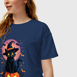 Футболка оверсайз женская Halloween cat sits on pumpkin, цвет: тёмно-синий — фото 2