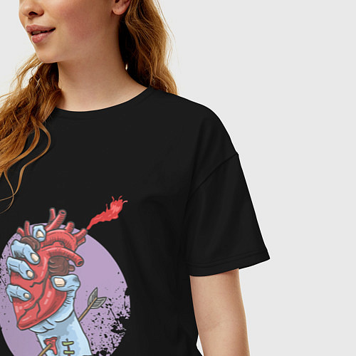 Женская футболка оверсайз Сердце в руке зомби / Черный – фото 3