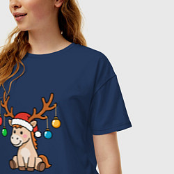 Футболка оверсайз женская Лошадь в шапке Санта-Клауса и рогами оленя, цвет: тёмно-синий — фото 2