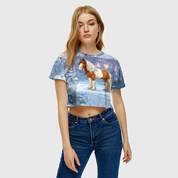 Футболка 3D укороченная женская Новогодняя лошадка в лесу, цвет: 3D-принт — фото 2