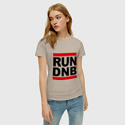 Футболка хлопковая женская RUN DNB, цвет: миндальный — фото 2