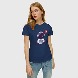Футболка хлопковая женская Астронавт с кружкой, цвет: тёмно-синий — фото 2