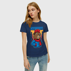 Футболка хлопковая женская Медведь с красным шарфом, цвет: тёмно-синий — фото 2